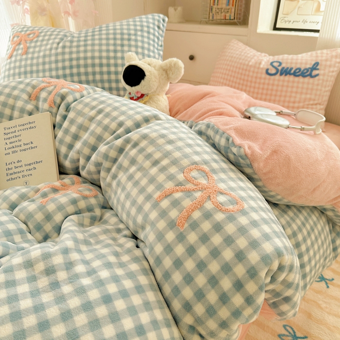 91家纺网 家纺一手货源 找家纺 慕尚 2025新款可爱大眼睛蝴蝶结牛奶绒四件套 蝴蝶结蓝格粉