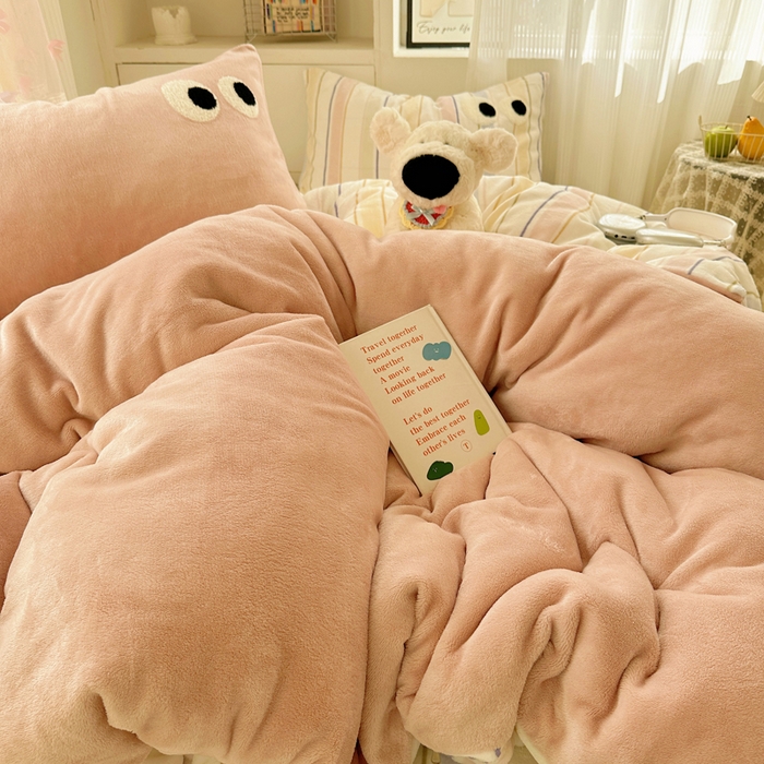 91家纺网 家纺一手货源 找家纺 慕尚 2025新款可爱大眼睛蝴蝶结牛奶绒四件套 露娜粉豆沙