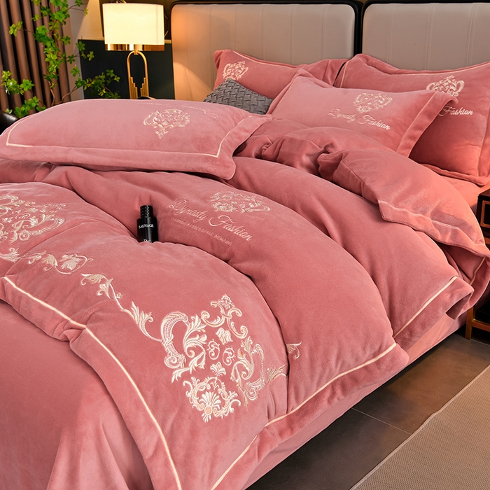 91家纺网 家纺一手货源 找家纺 沐妍家纺 2024新款重工刺绣绣花纯色牛奶绒四件套皇冠-豆沙红