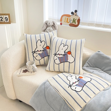 91家纺网 家纺一手货源 找家纺 2025新款牛奶绒多巴胺毛巾绣抱枕被 糖果兔