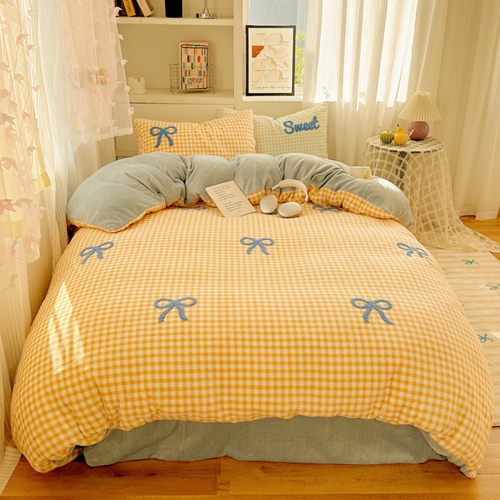 91家纺网 家纺一手货源 找家纺 慕尚 2025新款可爱大眼睛蝴蝶结牛奶绒四件套 蝴蝶结黄格蓝