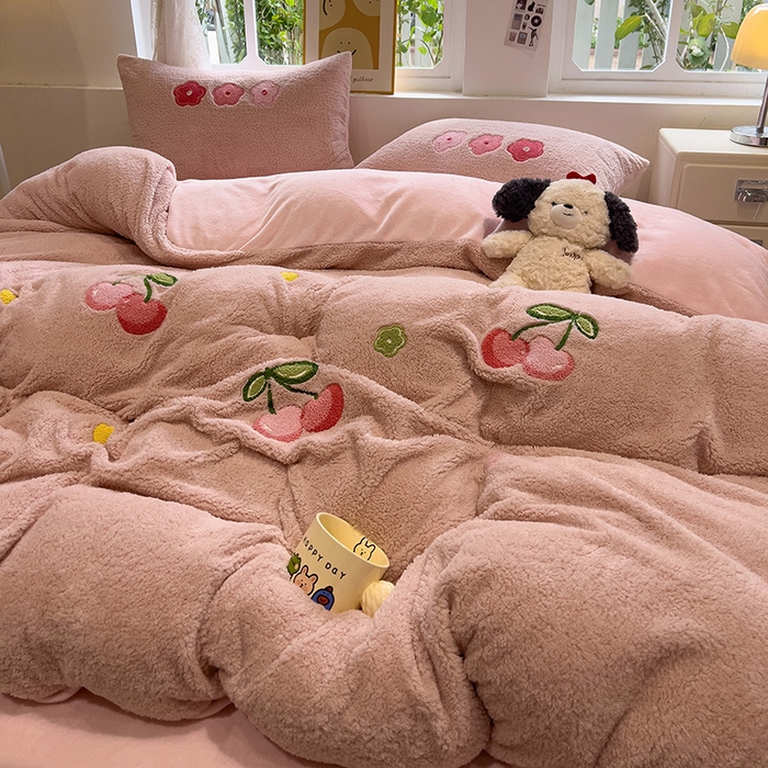 91家纺网 家纺一手货源 找家纺 金爱家 2024新款220g加厚防静电泰迪绒牛奶绒刺绣四件套 泰迪绒-樱桃