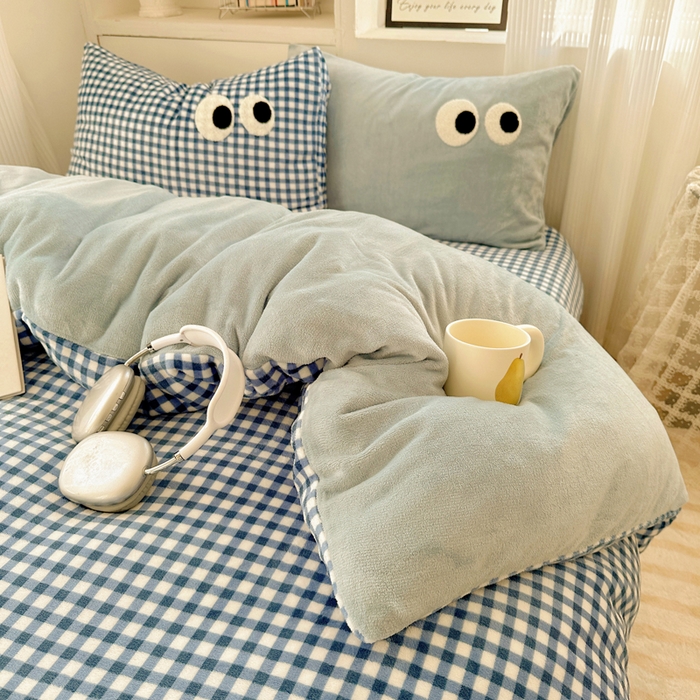 91家纺网 家纺一手货源 找家纺 慕尚 2025新款可爱大眼睛蝴蝶结牛奶绒四件套 芭比白云石