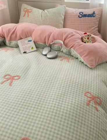 91家纺网 家纺一手货源 找家纺 慕尚 2025新款可爱大眼睛蝴蝶结牛奶绒四件套 蝴蝶结蓝格粉