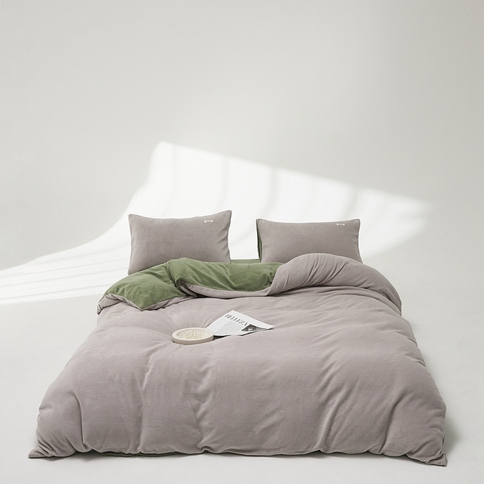 91家纺网 家纺一手货源 找家纺 时光里 2024新款牛奶绒纯色双拼四件套 星际灰拼橄榄绿