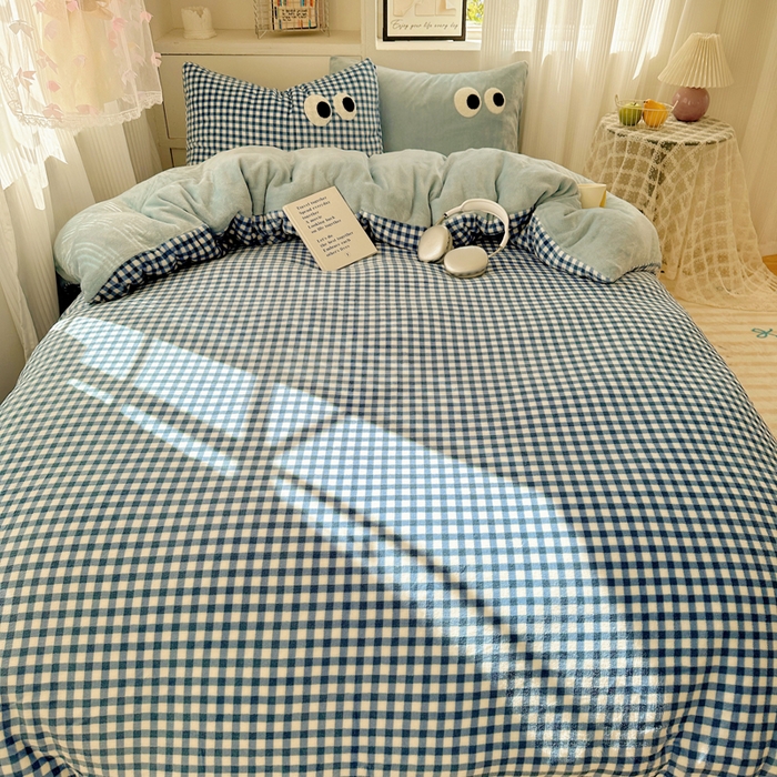 91家纺网 家纺一手货源 找家纺 慕尚 2025新款可爱大眼睛蝴蝶结牛奶绒四件套 芭比白云石