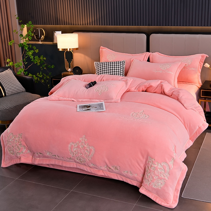 91家纺网 家纺一手货源 找家纺 沐妍家纺 2024新款重工刺绣绣花纯色牛奶绒四件套皇冠-粉玉