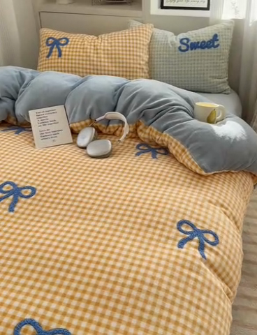 91家纺网 家纺一手货源 找家纺 慕尚 2025新款可爱大眼睛蝴蝶结牛奶绒四件套 蝴蝶结黄格蓝