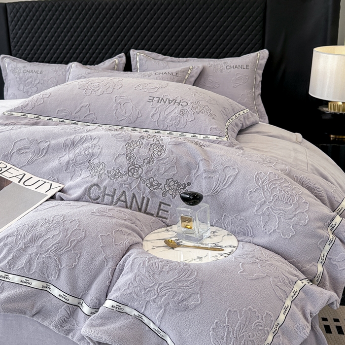 91家纺网 家纺一手货源 找家纺 宅家居 2025新款轻奢小香风雕花刺绣全消光A类高克重牛奶绒四件套-小香牡丹 小香牡丹-紫色