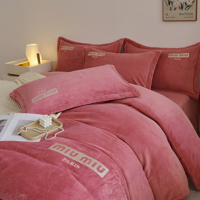 91家纺网 家纺一手货源 找家纺 2024新款m风高品绣花四件套 玫瑰色