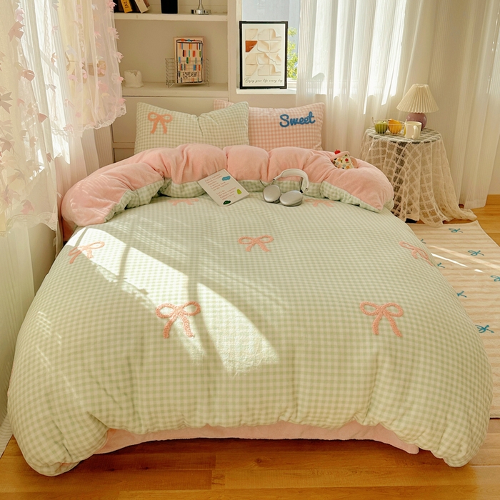 91家纺网 家纺一手货源 找家纺 慕尚 2025新款可爱大眼睛蝴蝶结牛奶绒四件套 蝴蝶结绿格粉