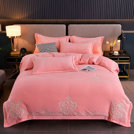 91家纺网 家纺一手货源 找家纺 沐妍家纺 2024新款重工刺绣绣花纯色牛奶绒四件套皇冠-粉玉