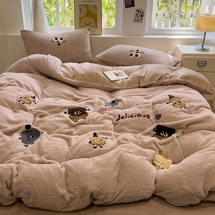 91家纺网 家纺一手货源 找家纺 金爱家 2024新款220g加厚防静电泰迪绒牛奶绒刺绣四件套 泰迪绒-咖啡宝宝