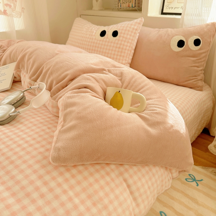 91家纺网 家纺一手货源 找家纺 慕尚 2025新款可爱大眼睛蝴蝶结牛奶绒四件套 芭比粉豆沙