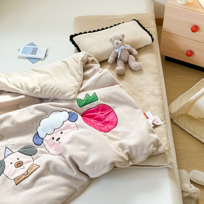 91家纺网 家纺一手货源 找家纺 喜多兔儿童家纺 2024新款320克仿羊毛绒全消光牛奶绒四件套 卡其色小加油