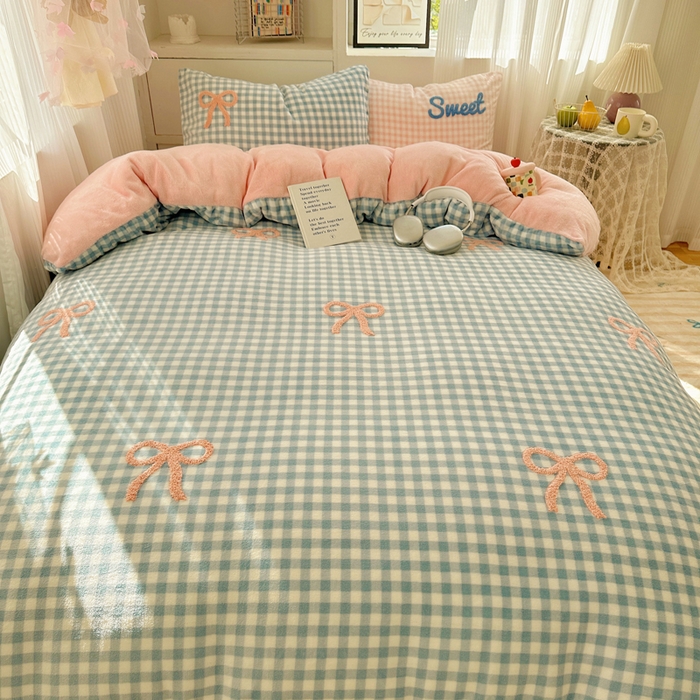 91家纺网 家纺一手货源 找家纺 慕尚 2025新款可爱大眼睛蝴蝶结牛奶绒四件套 蝴蝶结蓝格粉