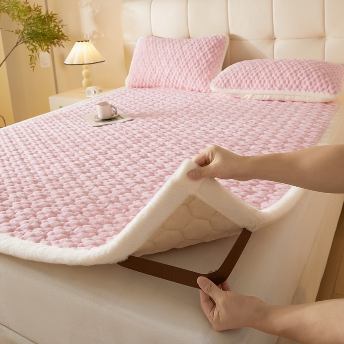 91家纺网 家纺一手货源 找家纺 鑫钰 2024秋冬新款加厚金龟绒牛奶绒床护垫床垫 金龟绒-嫩粉