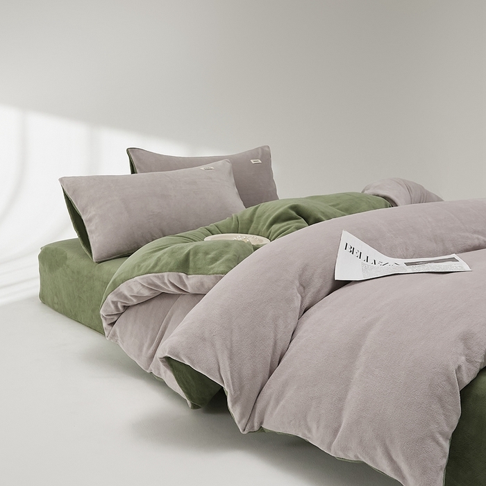 91家纺网 家纺一手货源 找家纺 时光里 2024新款牛奶绒纯色双拼四件套 星际灰拼橄榄绿