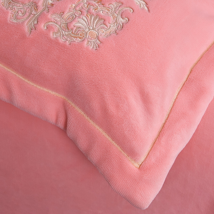 91家纺网 家纺一手货源 找家纺 沐妍家纺 2024新款重工刺绣绣花纯色牛奶绒四件套皇冠-粉玉