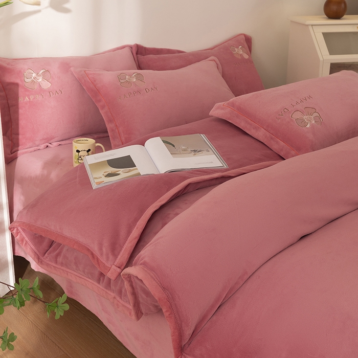 91家纺网 家纺一手货源 找家纺 2024新款高克重牛奶绒被套素色绣花床裙款四件套 豆沙色