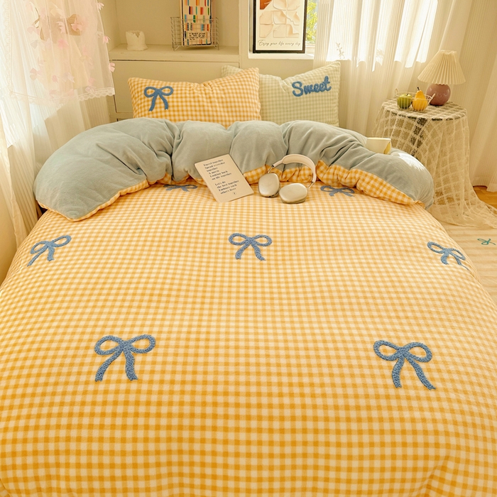 91家纺网 家纺一手货源 找家纺 慕尚 2025新款可爱大眼睛蝴蝶结牛奶绒四件套 蝴蝶结黄格蓝