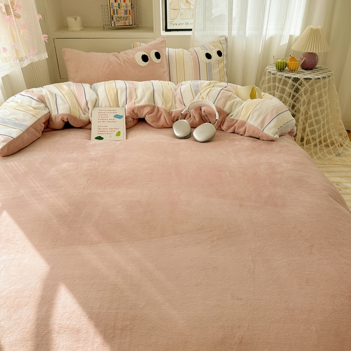 91家纺网 家纺一手货源 找家纺 慕尚 2025新款可爱大眼睛蝴蝶结牛奶绒四件套 露娜粉豆沙