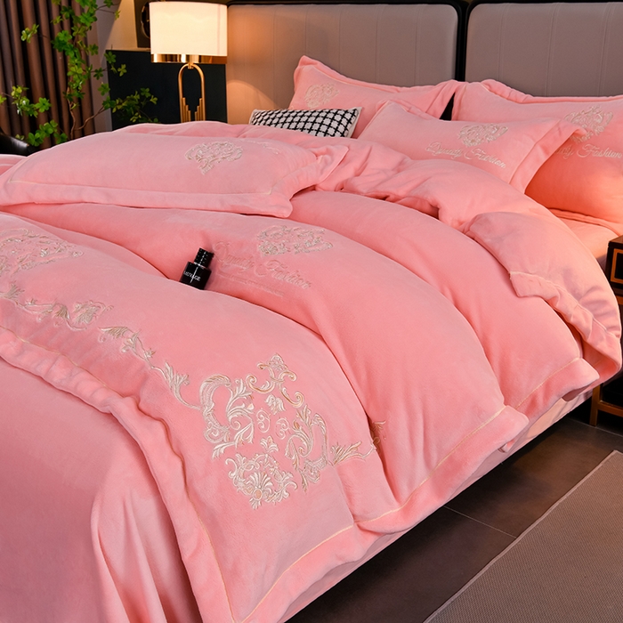 91家纺网 家纺一手货源 找家纺 沐妍家纺 2024新款重工刺绣绣花纯色牛奶绒四件套皇冠-粉玉