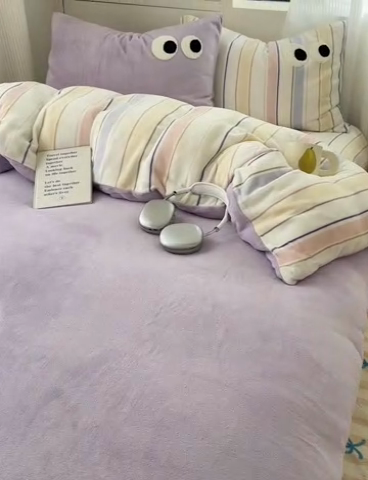 91家纺网 家纺一手货源 找家纺 慕尚 2025新款可爱大眼睛蝴蝶结牛奶绒四件套 露娜风铃紫