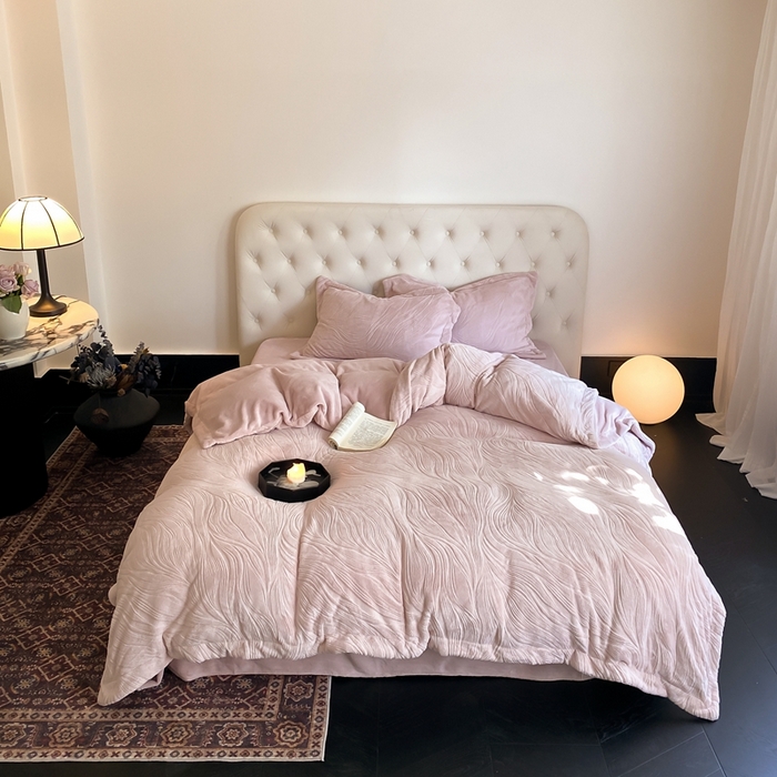 91家纺网 家纺一手货源 找家纺 （总）旷野 2024新款双色提花雕花牛奶绒四件套