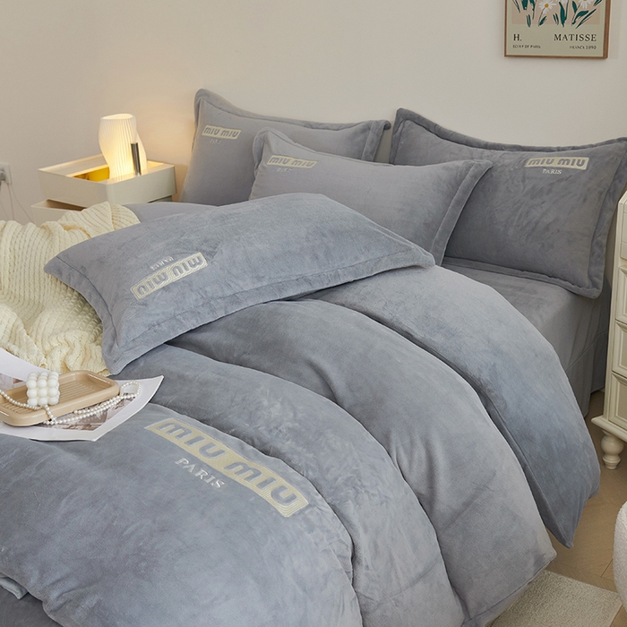 91家纺网 家纺一手货源 找家纺 2024新款m风高品绣花四件套 高级灰