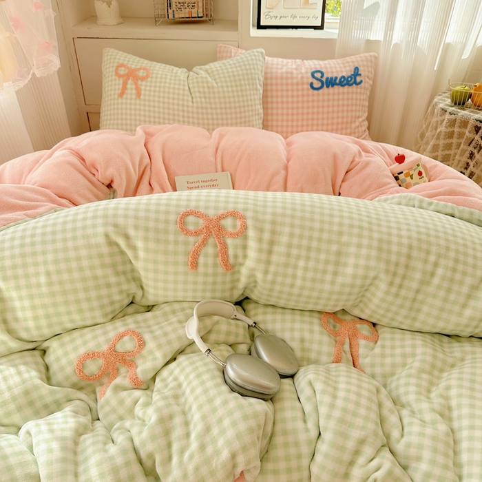 91家纺网 家纺一手货源 找家纺 慕尚 2025新款可爱大眼睛蝴蝶结牛奶绒四件套 蝴蝶结绿格粉