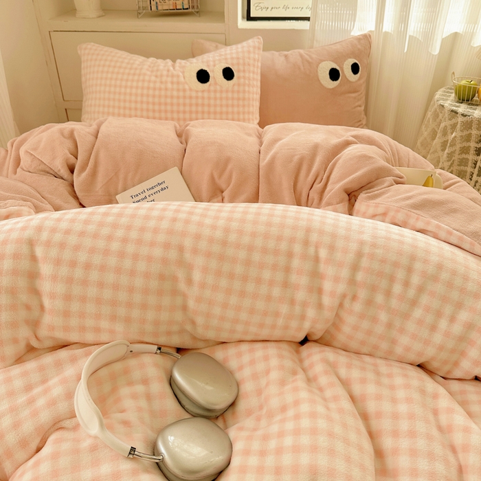 91家纺网 家纺一手货源 找家纺 慕尚 2025新款可爱大眼睛蝴蝶结牛奶绒四件套 芭比粉豆沙