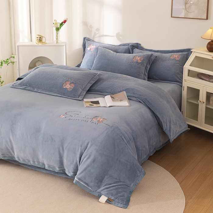 91家纺网 家纺一手货源 找家纺 2024新款高克重牛奶绒被套素色绣花床裙款四件套 雾蓝