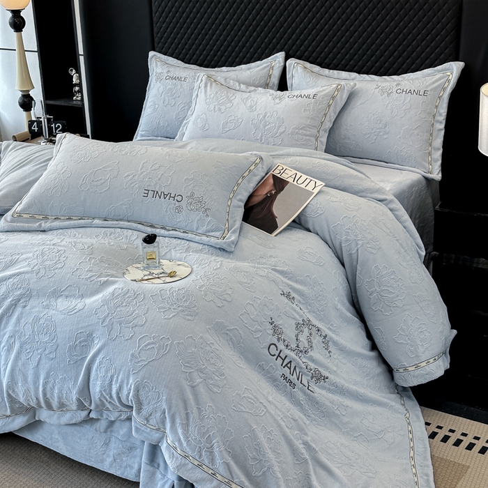 91家纺网 家纺一手货源 找家纺 宅家居 2025新款轻奢小香风雕花刺绣全消光A类高克重牛奶绒四件套-小香牡丹 小香牡丹-蓝色