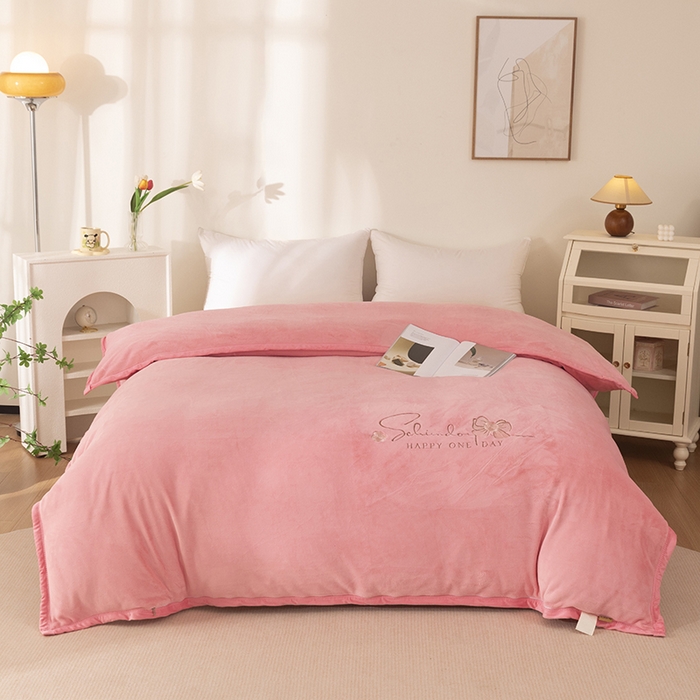 91家纺网 家纺一手货源 找家纺 2024新款高克重牛奶绒被套素色绣花床裙款四件套 樱花粉