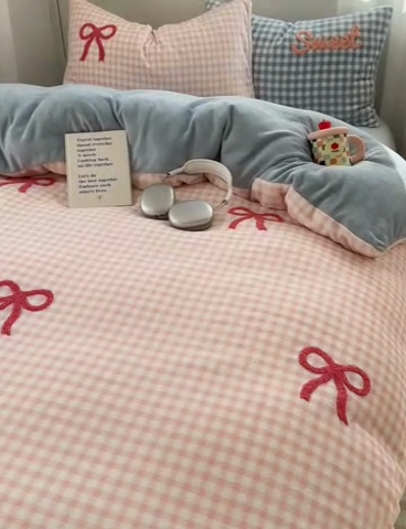 91家纺网 家纺一手货源 找家纺 慕尚 2025新款可爱大眼睛蝴蝶结牛奶绒四件套 蝴蝶结粉格蓝