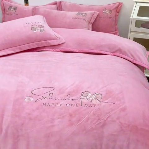 91家纺网 家纺一手货源 找家纺 2024新款高克重牛奶绒被套素色绣花床裙款四件套 樱花粉