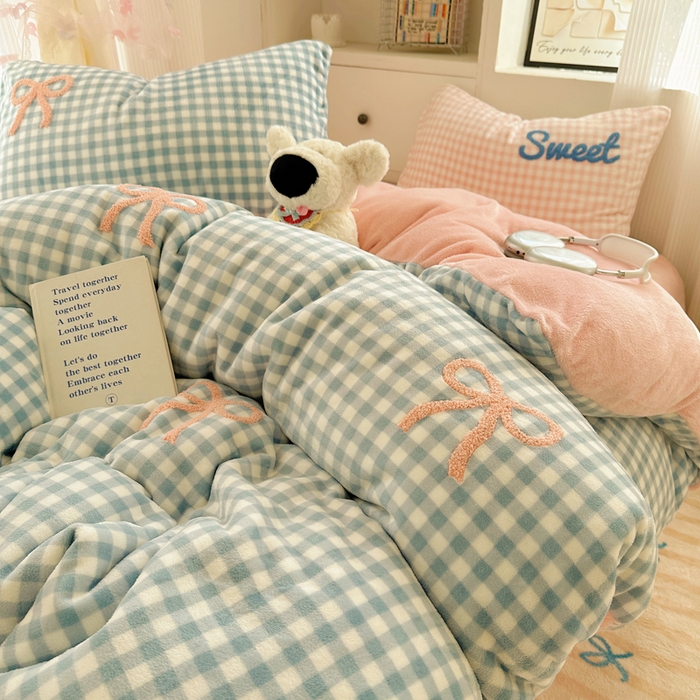 91家纺网 家纺一手货源 找家纺 慕尚 2025新款可爱大眼睛蝴蝶结牛奶绒四件套 蝴蝶结蓝格粉