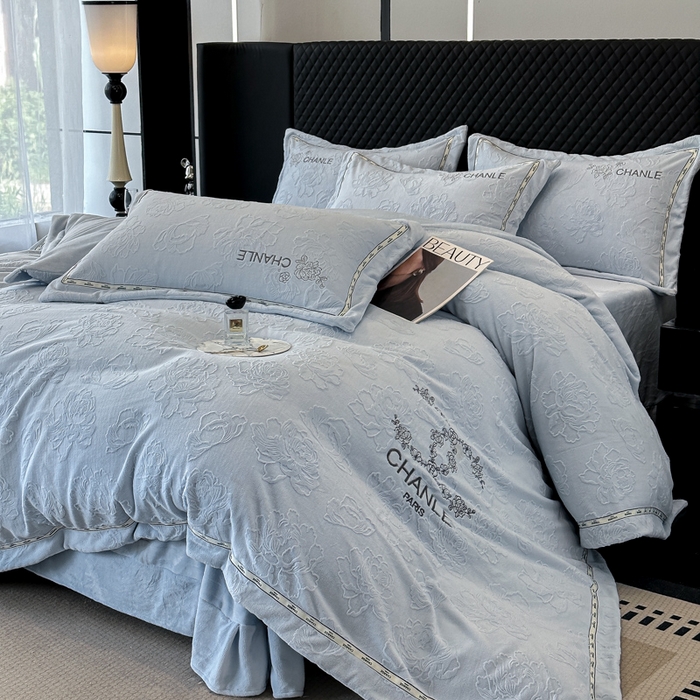 91家纺网 家纺一手货源 找家纺 宅家居 2025新款轻奢小香风雕花刺绣全消光A类高克重牛奶绒四件套-小香牡丹 小香牡丹-蓝色