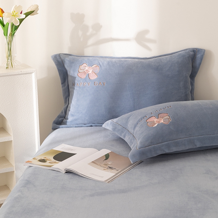 91家纺网 家纺一手货源 找家纺 2024新款高克重牛奶绒被套素色绣花床裙款四件套 雾蓝