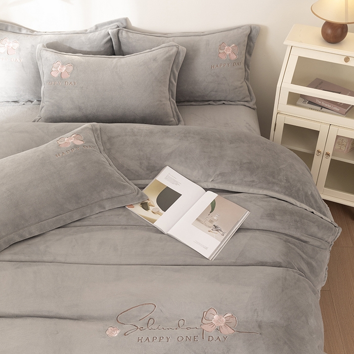 91家纺网 家纺一手货源 找家纺 2024新款高克重牛奶绒被套素色绣花床裙款四件套 太空灰