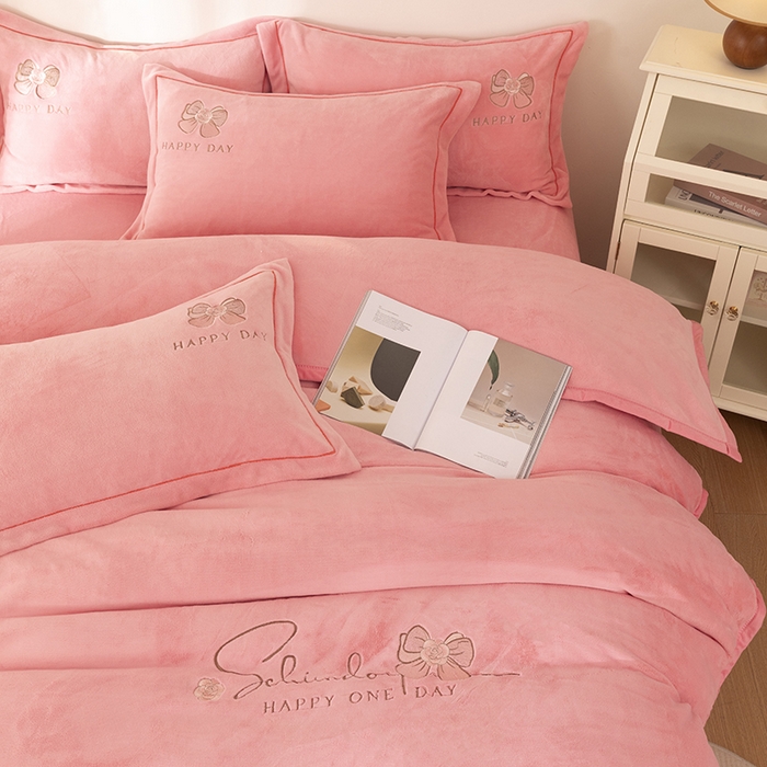 91家纺网 家纺一手货源 找家纺 2024新款高克重牛奶绒被套素色绣花床裙款四件套 樱花粉