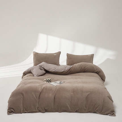 91家纺网 家纺一手货源 找家纺 时光里 2024新款牛奶绒纯色双拼四件套 米咖拼星际灰