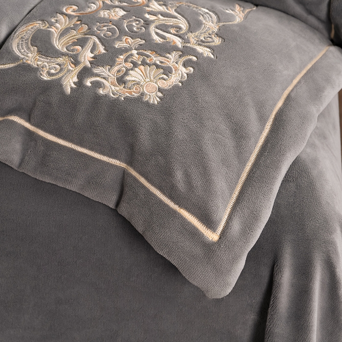 91家纺网 家纺一手货源 找家纺 沐妍家纺 2024新款重工刺绣绣花纯色牛奶绒四件套欧式皇冠-绅士灰