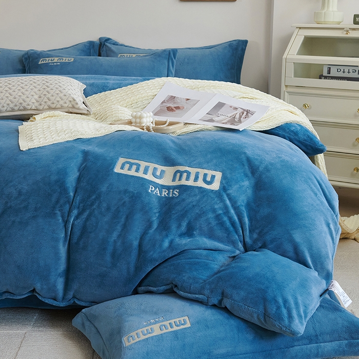 91家纺网 家纺一手货源 找家纺 2024新款m风高品绣花四件套 深海蓝