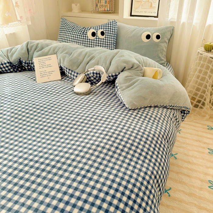 91家纺网 家纺一手货源 找家纺 慕尚 2025新款可爱大眼睛蝴蝶结牛奶绒四件套 芭比白云石