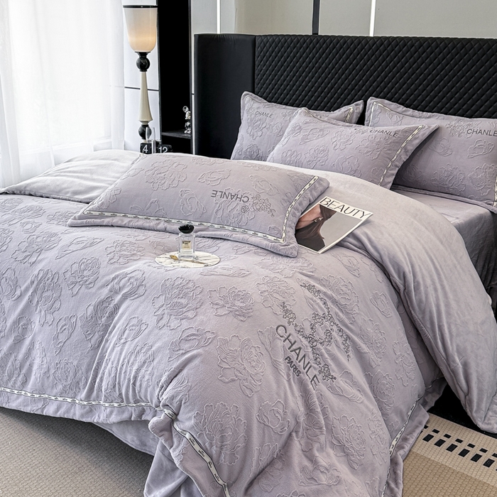 91家纺网 家纺一手货源 找家纺 宅家居 2025新款轻奢小香风雕花刺绣全消光A类高克重牛奶绒四件套-小香牡丹 小香牡丹-紫色