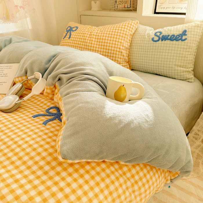 91家纺网 家纺一手货源 找家纺 慕尚 2025新款可爱大眼睛蝴蝶结牛奶绒四件套 蝴蝶结黄格蓝