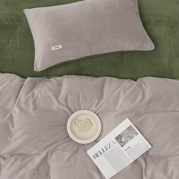 91家纺网 家纺一手货源 找家纺 时光里 2024新款牛奶绒纯色双拼四件套 星际灰拼橄榄绿