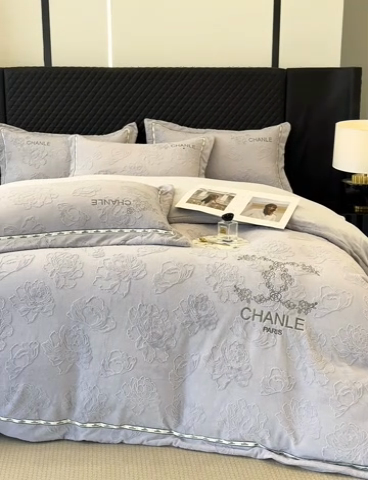 91家纺网 家纺一手货源 找家纺 宅家居 2025新款轻奢小香风雕花刺绣全消光A类高克重牛奶绒四件套-小香牡丹 小香牡丹-紫色